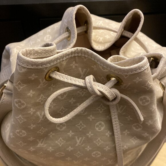 Louis Vuitton - Picture 1 of 6
